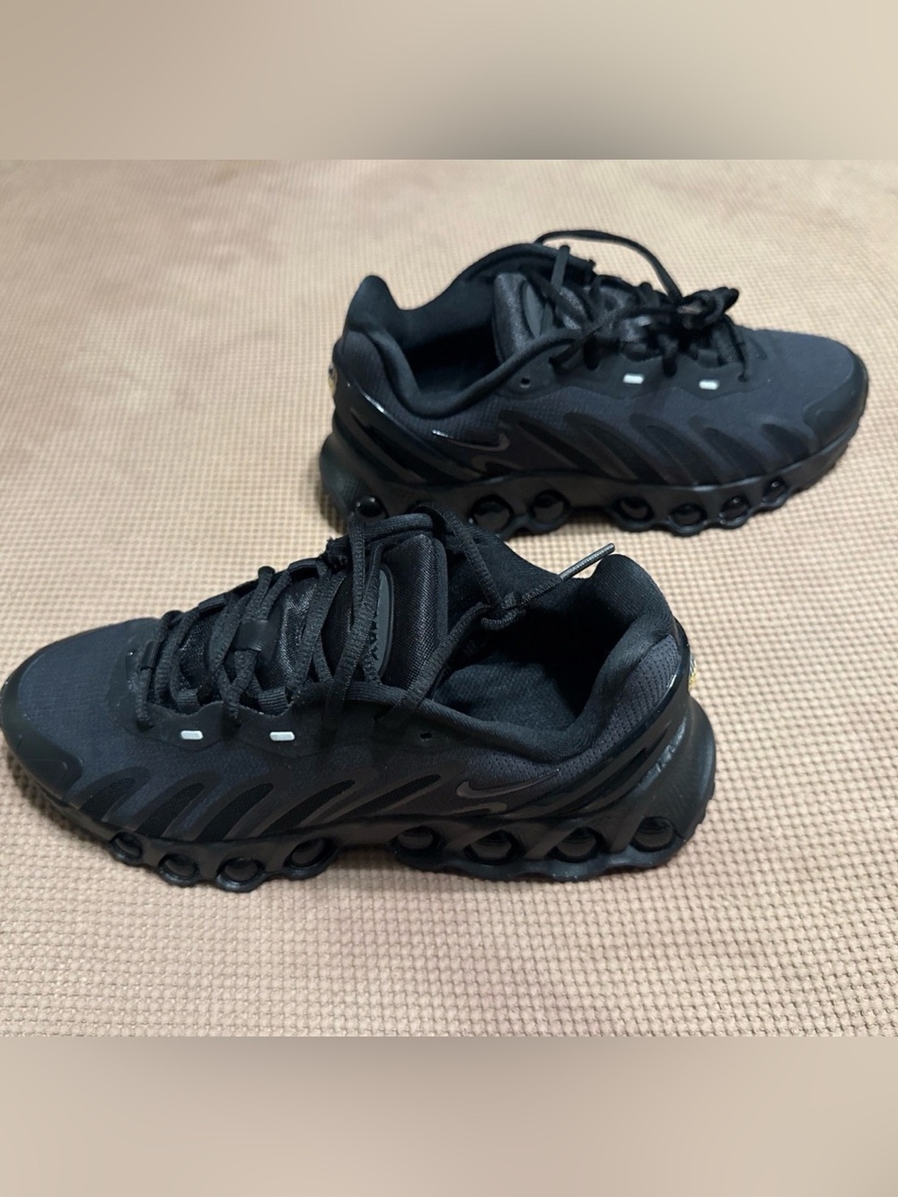 Nike Air Max Dn8 Triple Black (4.5Y / Women’s 6 / EU 36.5)